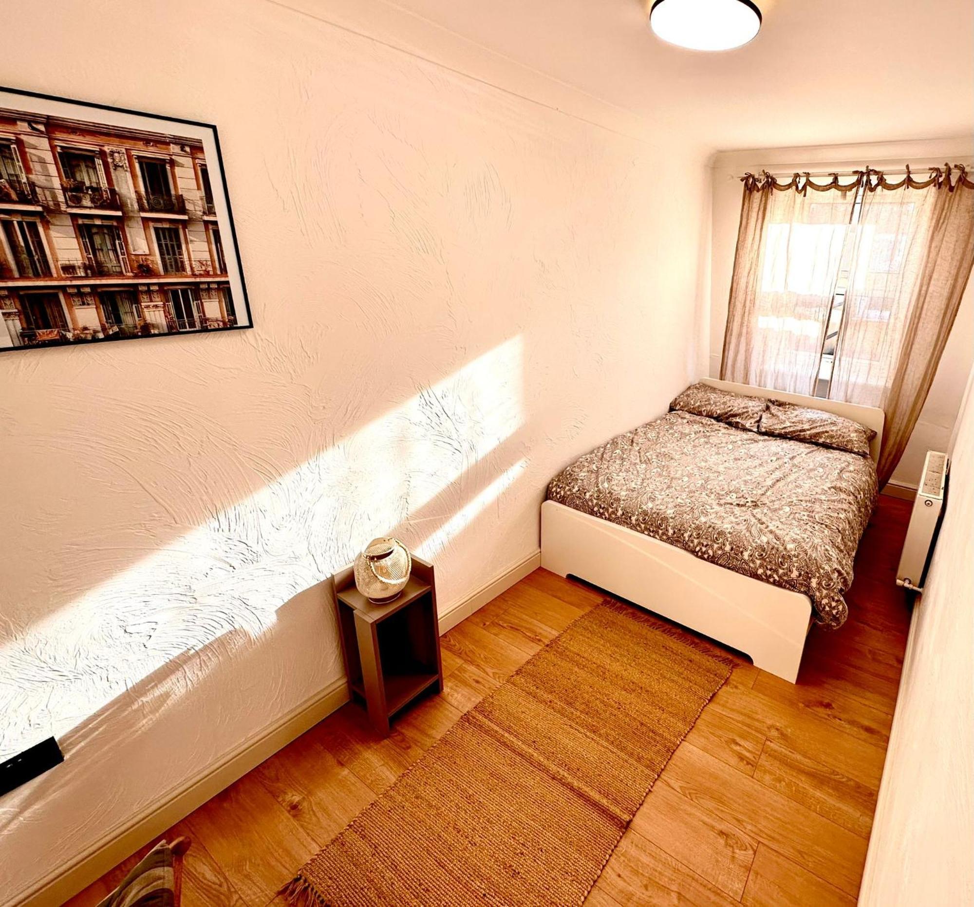 Flat 6 In Aldgate Apartment